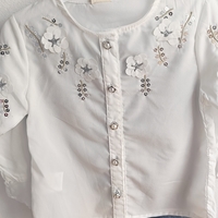 Елегантен комплект от фина блуза и дънки