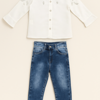 Елегантен комплект от фина блуза и дънки