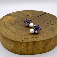 Обици с перла и лилави циркони