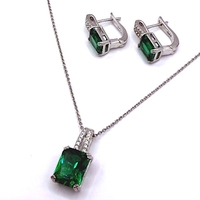 Комплект от обици и висулка със синтетичен смарагд
