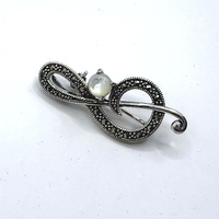 Брошка ключ сол с марказити и седеф