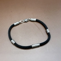 Ръчно изработена гривна от копринена нишка и сребърни елементи