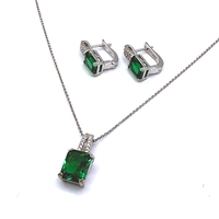 Комплект от обици и висулка със синтетичен смарагд