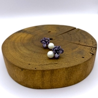 Обици с перла и лилави циркони