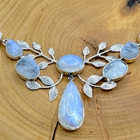 Колие с лунен камък