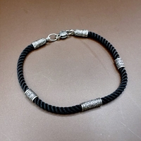 Ръчно изработена гривна от копринена нишка и сребърни елементи