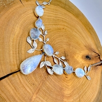 Колие с лунен камък