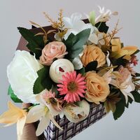 Луксозна кутия с изкуствени цветя