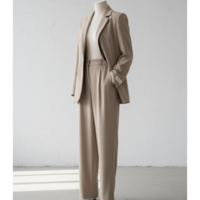 Елегантен бежов костюм