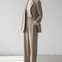 Елегантен бежов костюм