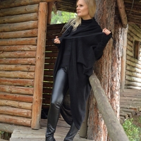 Черна плетена асиметрична жилетка с качулка
