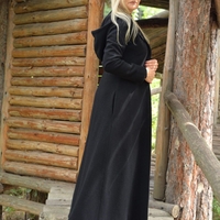 Черно елегантно дълго палто с качулка и колан