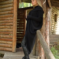 Черна плетена асиметрична жилетка с качулка
