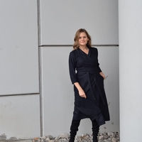 Топла вълнена рокля с прехлупване и шал яка