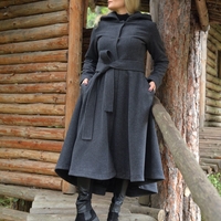 Вълнено палто с качулка и колан