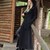 Черно елегантно дълго палто с качулка и колан