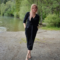 Черна ленена блуза с прехлупване
