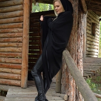 Черна плетена асиметрична жилетка с качулка