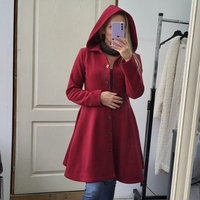 Вълнено палто с качулка в сив цвят