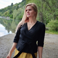 Черна ленена блуза с прехлупване