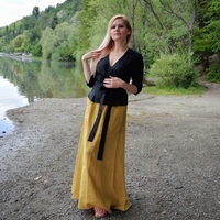 Черна ленена блуза с прехлупване