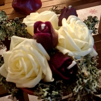 Аранжировка „Винена Нежност“ с восъчни рози и горски лишей