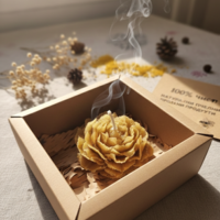 Ръчно изработена свещ от пчелен восък „Цъфнал Божур“ (в подаръчна кутия)