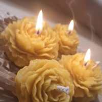 Ръчно изработена свещ от пчелен восък „Цъфнал Божур“ (в подаръчна кутия)