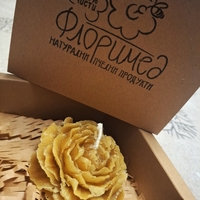 Ръчно изработена свещ от пчелен восък „Цъфнал Божур“ (в подаръчна кутия)