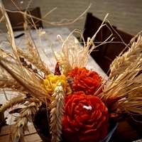 Аранжировка „Златна Жътва“ с восъчни рози и житни класове в керамика