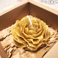 Ръчно изработена свещ от пчелен восък „Цъфнал Божур“ (в подаръчна кутия)