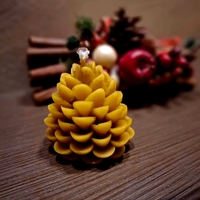 Свещ от 100% пчелен восък „Златна Шишарка“