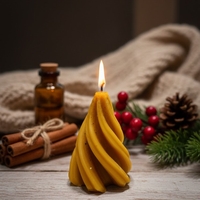Ароматна свещ от 100% пчелен восък „Златна Елха“ – Флоримед
