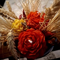 Аранжировка „Златна Жътва“ с восъчни рози и житни класове в керамика