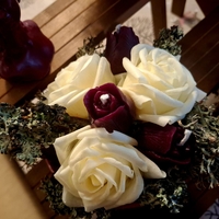 Аранжировка „Винена Нежност“ с восъчни рози и горски лишей