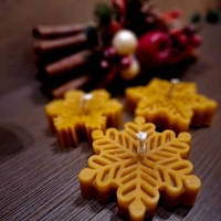 Ароматна свещ от 100% пчелен восък „Златна Снежинка“ – Флоримед