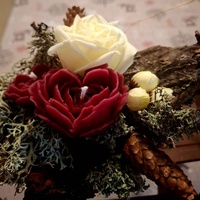 Аранжировка „Горска приказка“ с восъчни рози и естествен лишей