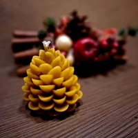 Свещ от 100% пчелен восък „Златна Шишарка“