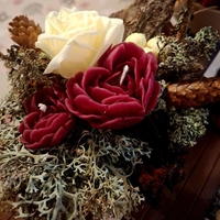 Аранжировка „Горска приказка“ с восъчни рози и естествен лишей