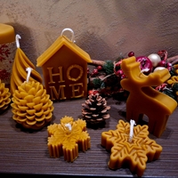 Свещ от пчелен восък „Златна Коледна къщичка“