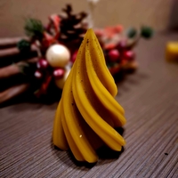 Ароматна свещ от 100% пчелен восък „Златна Елха“ – Флоримед