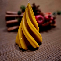 Ароматна свещ от 100% пчелен восък „Златна Елха“ – Флоримед