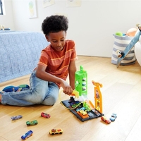 Игрален комплект Mattel Hot Wheels Бензиностанция със зарядни станции и количка