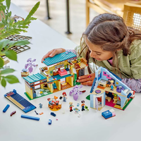 LEGO® Friends Семейните къщи на Оли и Пейсли 42620