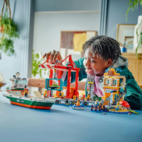LEGO® City Крайбрежно пристанище с товарен кораб 60422