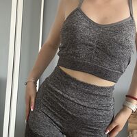 Сив спортен комплект с подчертана линия ?