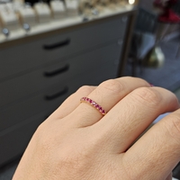 Златен пръстен с циркони в цвят малина