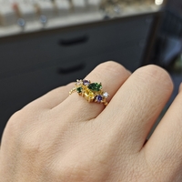 Златен пръстен от жълто злато с цветни циркони