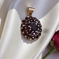 Златен  медальон с гранати