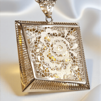 Златен медальон 